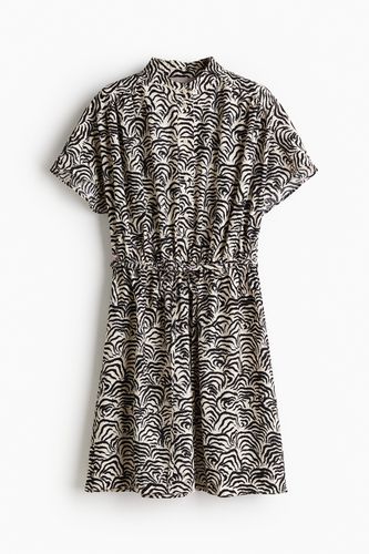 Kleid mit Bindegürtel Cremefarben/Schwarz gemustert, Alltagskleider in Größe XXL. Farbe: - H&M - Modalova