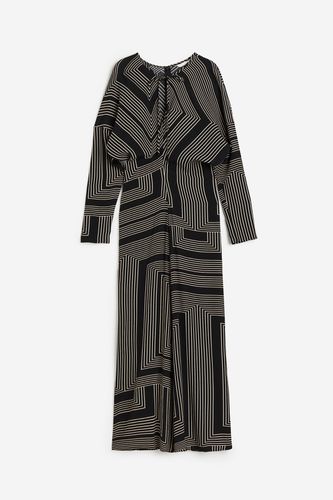 Kleid mit betonter Taille Schwarz/Gemustert, Alltagskleider in Größe 34. Farbe: - H&M - Modalova