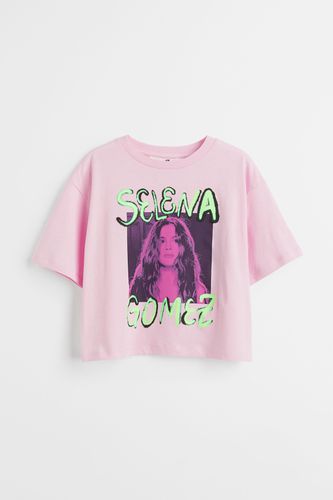 Cropped Jerseyshirt mit Print Hellrosa/Selena Gomez, T-Shirts & Tops in Größe 134/140. Farbe: - H&M - Modalova