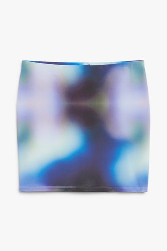 Tief sitzender Minirock Verschwommener digitaler Druck, Röcke in Größe XXL. Farbe: - Monki - Modalova