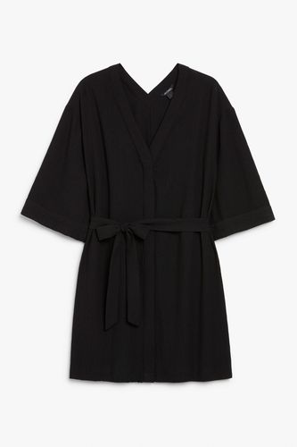 Kurzes Kleid mit Gürtel Schwarz, Alltagskleider in Größe XXL. Farbe: - Monki - Modalova