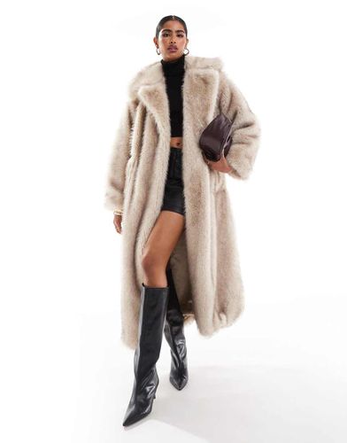 Cappotto lungo oversize in pelliccia sintetica beige allacciato in vita - 4th & Reckless - Modalova