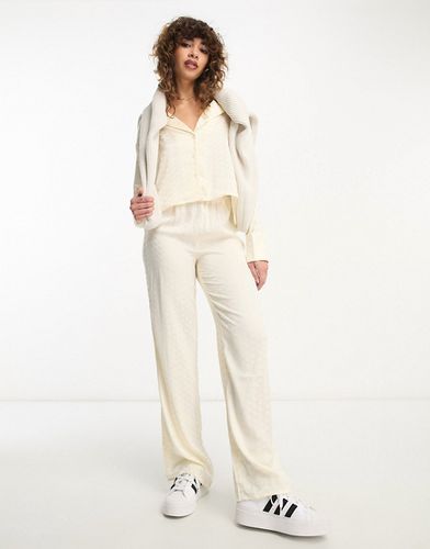 Pantaloni a fondo ampio jacquard in raso color crema in coordinato - 4th & Reckless - Modalova