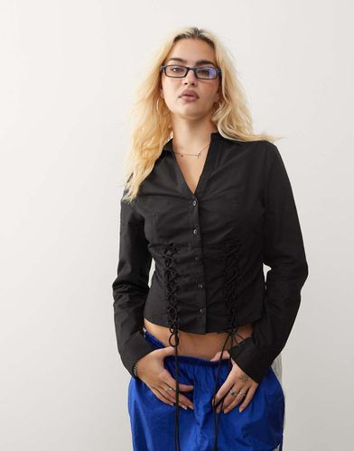 Camicia attillata a maniche lunghe stile corsetto nera - Collusion - Modalova