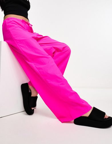 Pantaloni parachute a vita bassa con fondo ampio rosa acceso - Collusion - Modalova