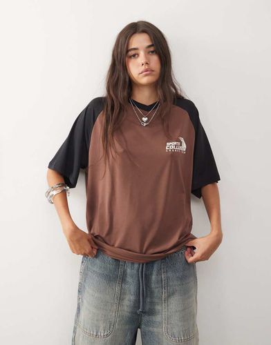 T-shirt oversize con scollo a V e pannelli sportivi - Collusion - Modalova