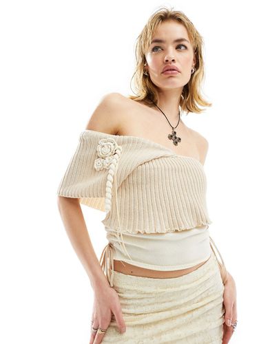 Top a corsetto écru in maglia a pieghe con sollo bardot - Collusion - Modalova