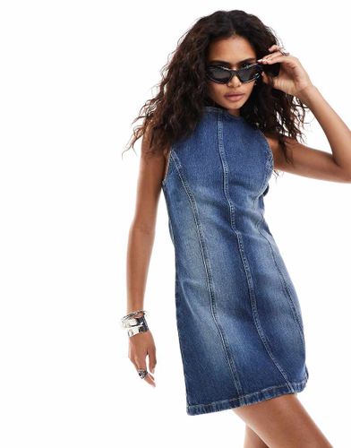 Vestito corto in denim lavaggio medio con scollo a barchetta - Collusion - Modalova