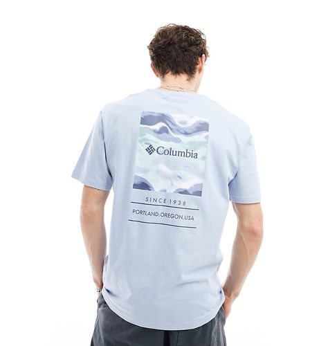 Barton Springs - T-shirt blu con stampa sul retro - In esclusiva per ASOS - Columbia - Modalova