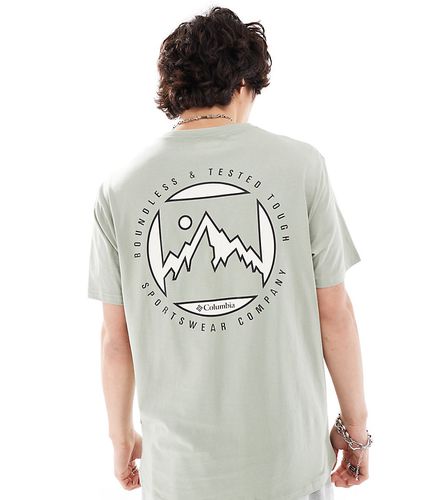 Brice Creek - T-shirt kaki con stampa di montagna sul retro - In esclusiva per ASOS - Columbia - Modalova