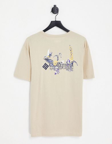 Path Lake - T-shirt kaki con stampa sul retro - In esclusiva per ASOS - Columbia - Modalova