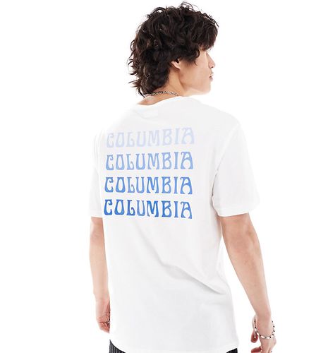 Unionville - T-shirt bianca e blu con stampa sul retro - In esclusiva per ASOS - Columbia - Modalova