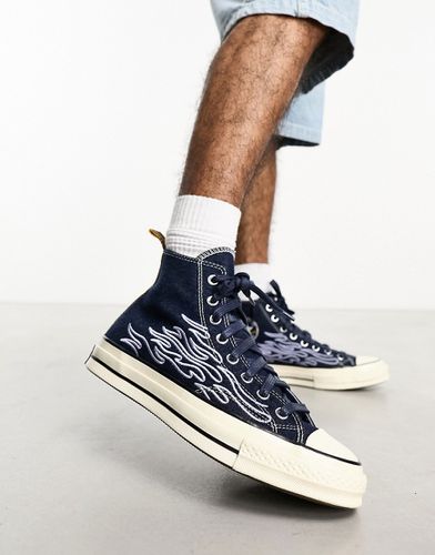 Chuck 70 Hi - Sneakers in denim blu scuro con fiamme - Converse - Modalova
