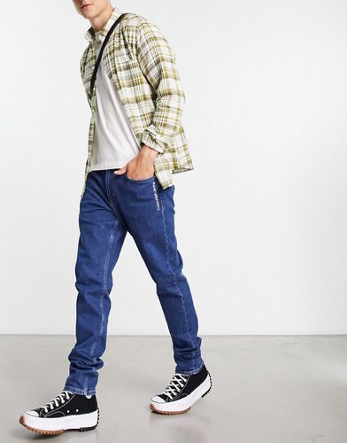 Jeans slim affusolati lavaggio medio - Calvin Klein Jeans - Modalova