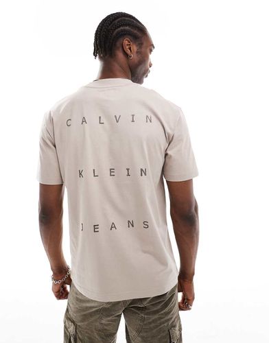 T-shirt comoda beige con stampa sul retro - Calvin Klein Jeans - Modalova