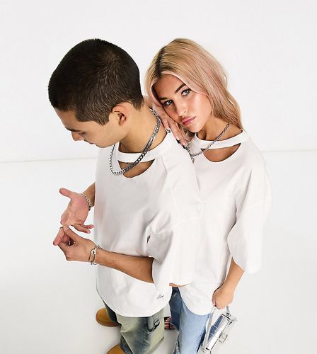 T-shirt con cut-out bianca - In esclusiva per ASOS - Calvin Klein Jeans - Modalova