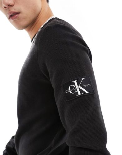 T-shirt a maniche lunghe nera lavorata a nido d'ape - Calvin Klein Jeans - Modalova