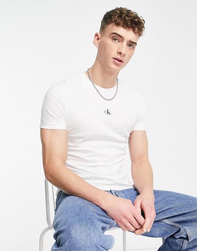 T-shirt bianca con logo piccolo a monogramma sul petto - Calvin Klein Jeans - Modalova