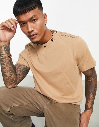 T-shirt in cotone con logo jacquard sul collo color cammello - Calvin Klein Jeans - Modalova