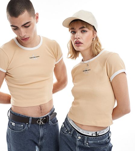 T-shirt ristretta beige con profili a contrasto - In esclusiva per ASOS - Calvin Klein Jeans - Modalova