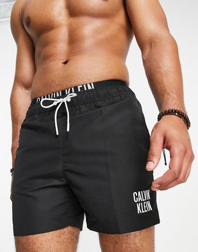 Pantaloncini da bagno neri con logo piccolo sulla coscia - Calvin Klein - Modalova