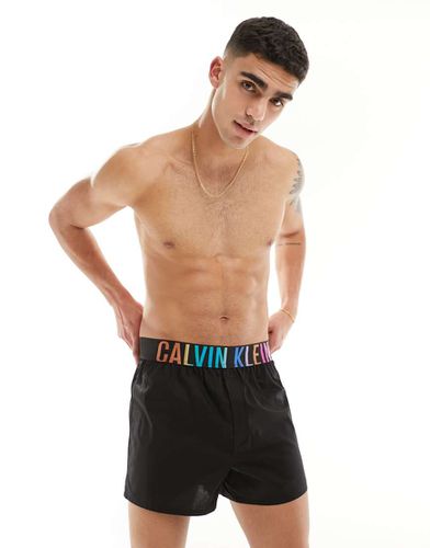 Pride Cotton Stretch - Boxer neri con logo arcobaleno - Calvin Klein - Modalova