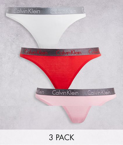 Radiant Cotton - Confezione da tre perizomi in bianco, rosa e rosso con fascia in vita con logo metallizzato - Calvin Klein - Modalova