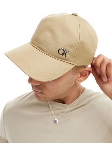 Saffiano - Cappellino con visiera color travertino con "CK" in metallo - Calvin Klein - Modalova