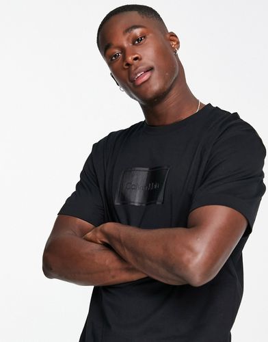 T-shirt comoda in cotone nera con logo squadrato testurizzato - Calvin Klein - Modalova