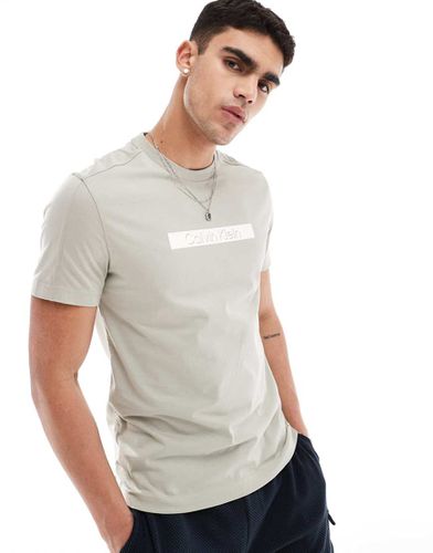 T-shirt beige con riquadro del logo ombreggiato - Calvin Klein - Modalova