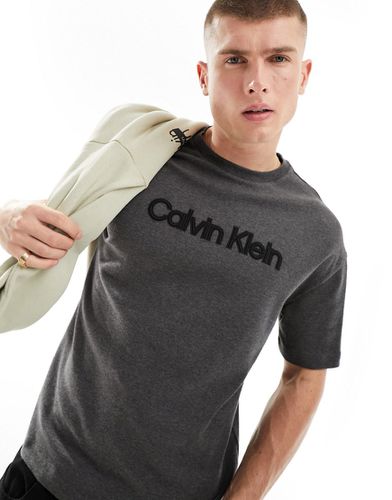 T-shirt scuro con ricamo in rilievo del logo - Calvin Klein - Modalova