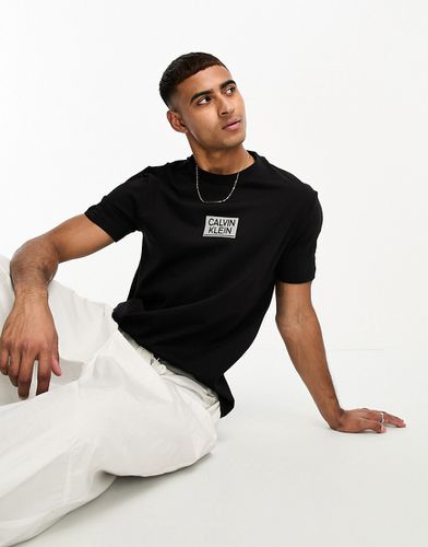 T-shirt nera con logo lucido tipo stencil - Calvin Klein - Modalova