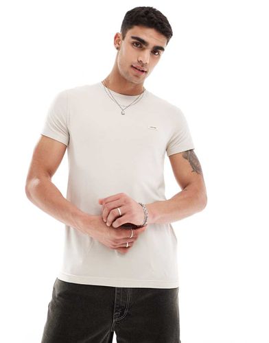 T-shirt slim fit elasticizzata beige - Calvin Klein - Modalova