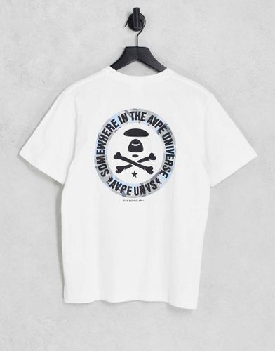 AAPE By A Bathing Ape - T-shirt bianca mimetica con teschio e ossa - AAPE BY A BATHING APE® - Modalova