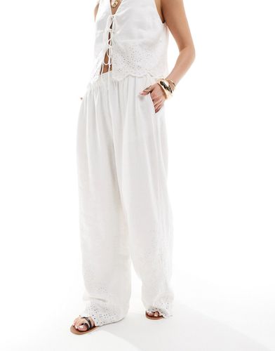 Pantaloni ampi bianchi in misto lino con dettagli traforati in coordinato - Abercrombie & Fitch - Modalova