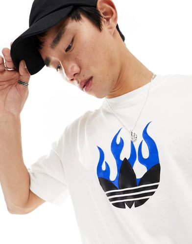 T-shirt bianca unisex con logo a trifoglio in fiamme - adidas Originals - Modalova