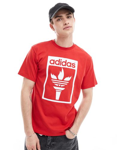 T-shirt rossa con grafica di torcia olimpica - adidas Originals - Modalova