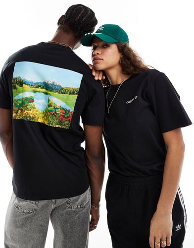 T-shirt unisex nera con stampa di tramonto sul retro - adidas Originals - Modalova