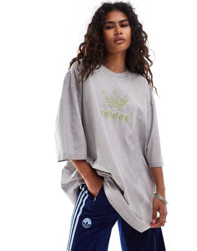 Adilenium - T-shirt grigia oversize con trifoglio - adidas Originals - Modalova