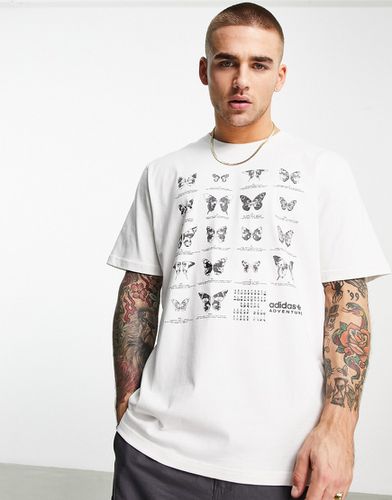 Adventure - T-shirt bianca con stampa di farfalle - adidas Originals - Modalova