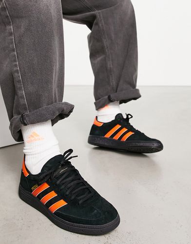 Handball Spezial - Sneakers nere e arancioni con suola in gomma - adidas Originals - Modalova