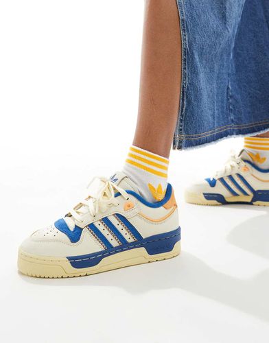 Rivalry 86 Low - Sneakers basse color crema e blu - adidas Originals - Modalova