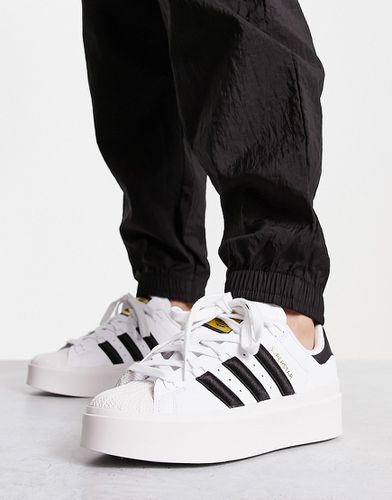 Superstar Bonega - Sneakers bianche e nere con suola platform - adidas Originals - Modalova