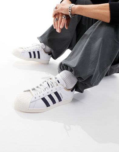 Superstar - Sneakers bianche e blu navy - adidas Originals - Modalova