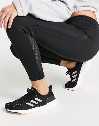 Adidas - Running Ultraboost 22 - Sneakers nere e rosa - adidas performance - Modalova