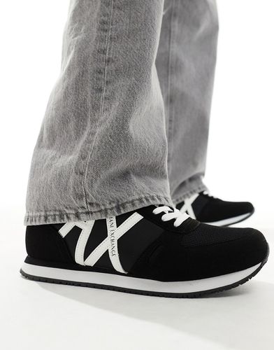Sneakers nere e bianche con logo grande sul lato - Armani Exchange - Modalova