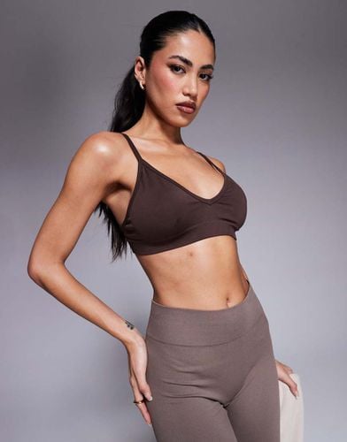 Icon - Reggiseno sportivo a supporto leggero senza cuciture color cacao - ASOS - Modalova