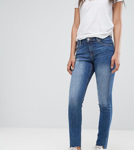 KIMMI - Boyfriend jeans stretti lavaggio scuro Blake vintage con fondo asimmetrico - ASOS Tall - Modalova