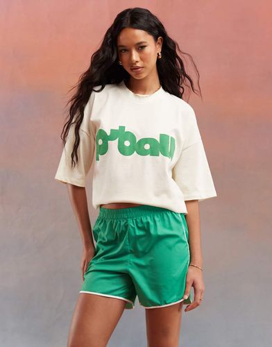 T-shirt dad fit oversize color latticello con logo - ASOS WEEKEND COLLECTIVE - Modalova