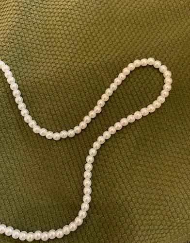 Collana bianca con perle sintetiche in vetro da 6 mm - ASOS DESIGN - Modalova